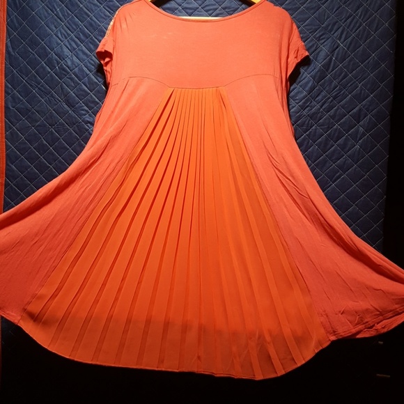 Avenue Hi-Lo blouse - Picture 2 of 4